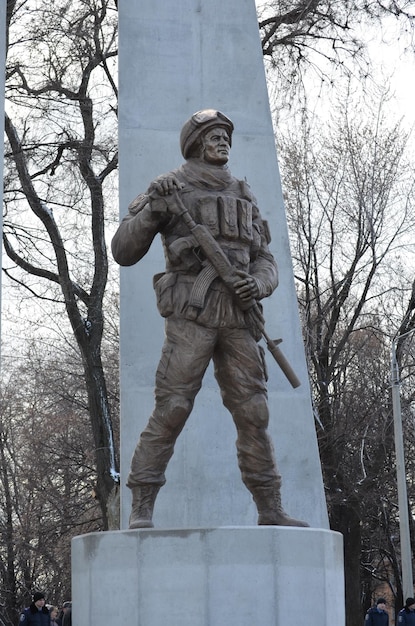 Krivoy Rog Ucraina 05 12 2023Monumento in bronzo a un soldato in una strada cittadina Vista frontale