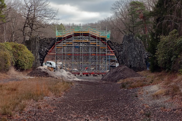 Kromlau / Germania - gennaio 2020: ristrutturazione del ponte Rakotz e della grotta nel Rhododendronpark Kromlau.