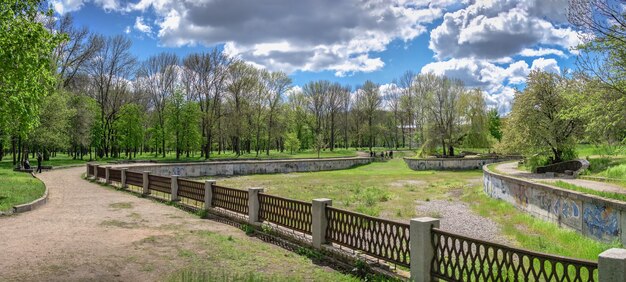 Kropyvnytskyi arboretum nel parco cittadino in una soleggiata giornata primaverile