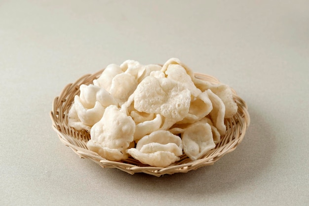 Krupuk Upil o Krupuk Mlarat Cracker popolare indonesiano a base di farina di manioca e fritto senza olio