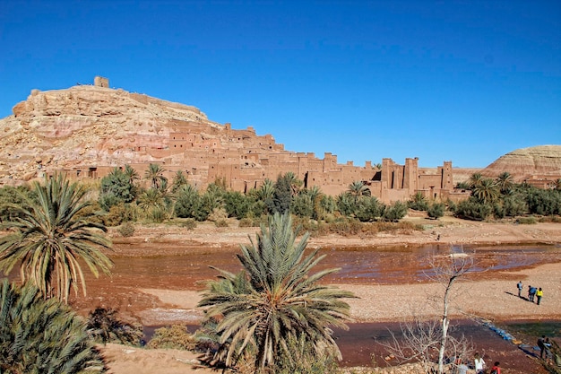 Ksar Ait Ben Haddou Marocco Primavera 2017 Un gruppo in procinto di attraversare il fiume Ksar Ait Ben Haddou