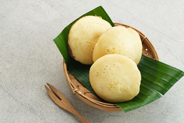 Kue Apem è uno spuntino tradizionale indonesiano a base di farina di riso, latte di cocco e zucchero