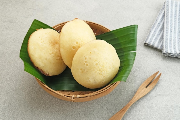 Kue Apem è uno spuntino tradizionale indonesiano a base di farina di riso, latte di cocco e zucchero