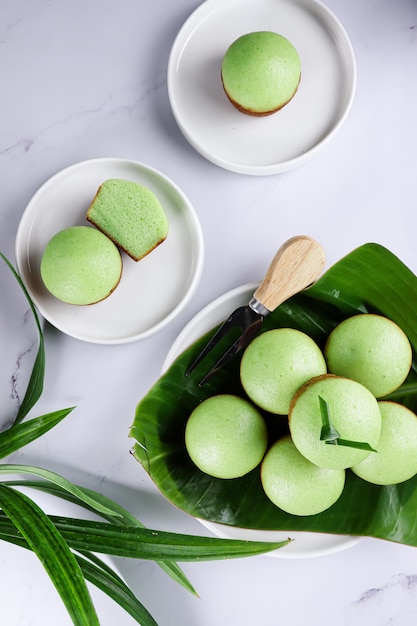 Kue Apem Pandan è un pancake tradizionale indonesiano preparato per la celebrazione tradizionale giavanese