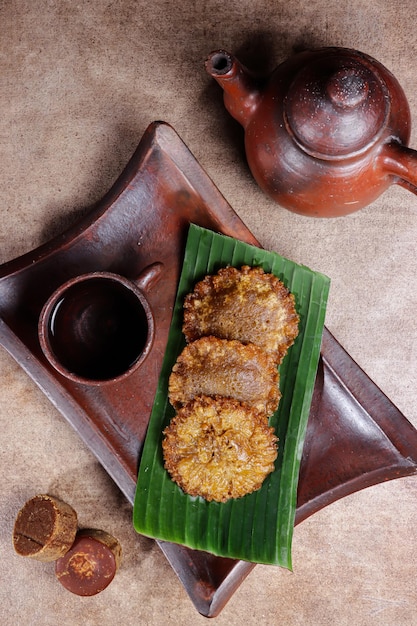 Kue Cucur è uno spuntino tradizionale indonesiano a base di farina di riso e zucchero di palma