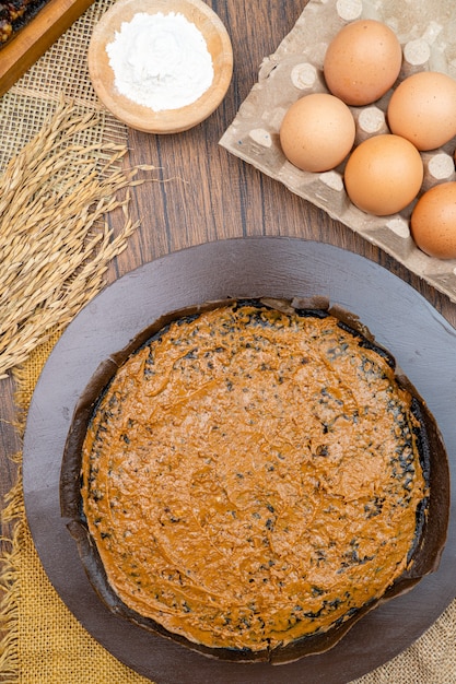 Kue Hok Lo Pan o martabak bangka viene cotto su una padella di ferro spessa e rotonda