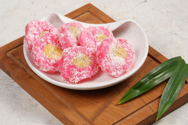 kue kacamataMata Roda sanggar banyuPutri Noong Pisang Rai è uno spuntino tradizionale indonesiano