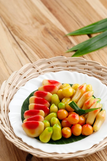 Kue Ku Buah Mini Fantasi, in thailandese popolare come Kanoom Look Choup. Gnocco dolce a base di purea di fagioli mung con pelle di gelatina di gelatina