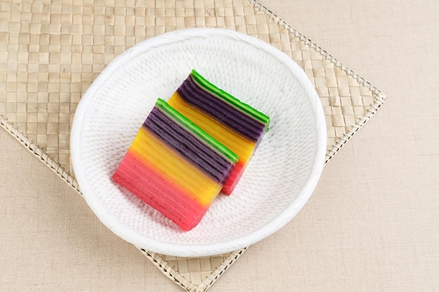 Kue Lapis Kue Pepe Torta a strati arcobaleno Dolce tradizionale indonesiano a base di farina di riso