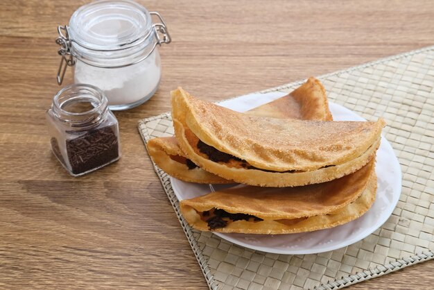 Kue Lekker Crepes croccanti con cibo di strada indonesiano con ripieno di cioccolato