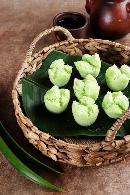 Kue Mangkok pandan o Kue Apem tradizionale indonesiano cupcake al vapore colorato con pasta di pandan