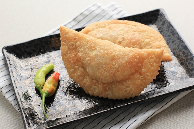 Kue Pastel Goreng (Jalangkote o Karipap) è uno snack di pasta sfoglia ripieno di carote a cubetti, patate e uova. Popolare nel sud-est asiatico come Curry Puff