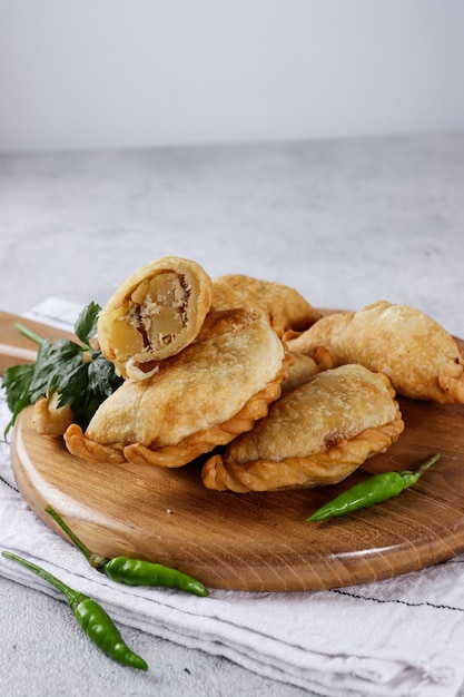 Kue Pastello o pasticceria fritta tipico spuntino fritto croccante fatto in casa indonesiano