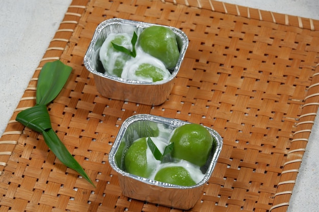 kue putri mandi or or badak berendam sono polpette di riso glutinoso al vapore ripiene di cocco marrone suga