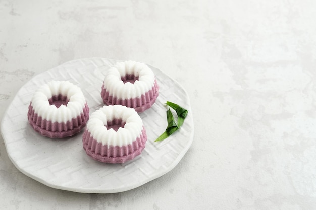 Kue Putu Ayu, uno spuntino tradizionale indonesiano a base di farina di riso, foglie di pandano e cocco grattugiato