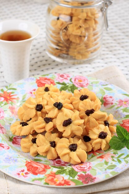 Kue Semprit, biscotti tradizionali indonesiani serviti per celebrare Lebaran Idul Fitri Ied Mubarak. A base di burro, farina, uovo, a forma di fiore