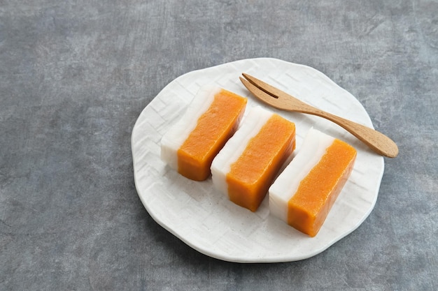 Kue Talam Ubi, spuntino tradizionale indonesiano a base di patate dolci, farina e latte di cocco.