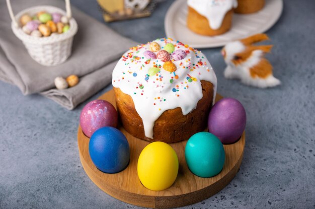 Kulich di Pasqua con frutta candita in glassa bianca con spruzzate colorate e uova dipinte Pasqua tradizionale Pasqua vacanza Pasqua Closeup selettiva attenzione