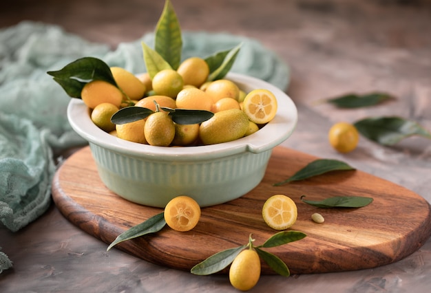 Kumquat arancione biologico crudo in una ciotola