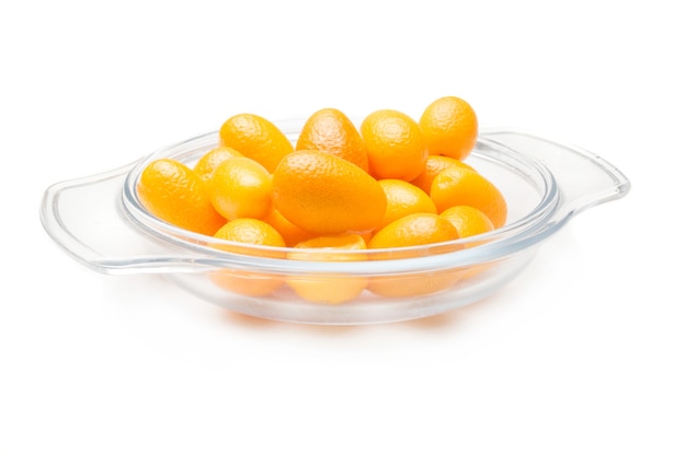 Kumquat (cumquat) isolato su bianco