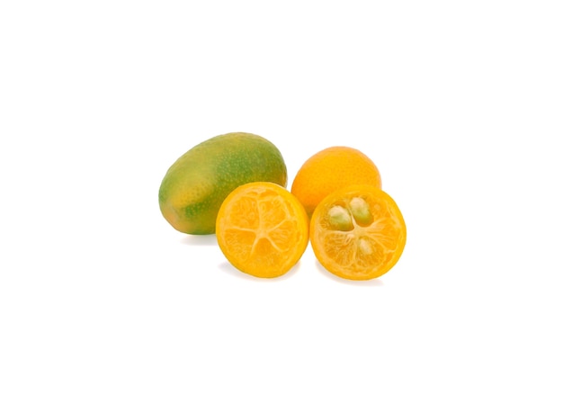 Kumquat, cumquat isolato su superficie bianca.