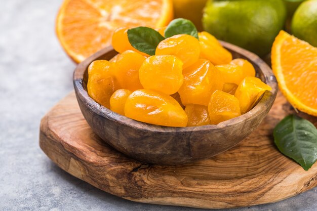 Kumquat essiccato con arancia, lime in una ciotola