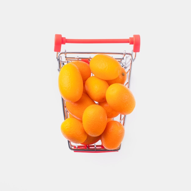 Kumquat in un carrello della spesa