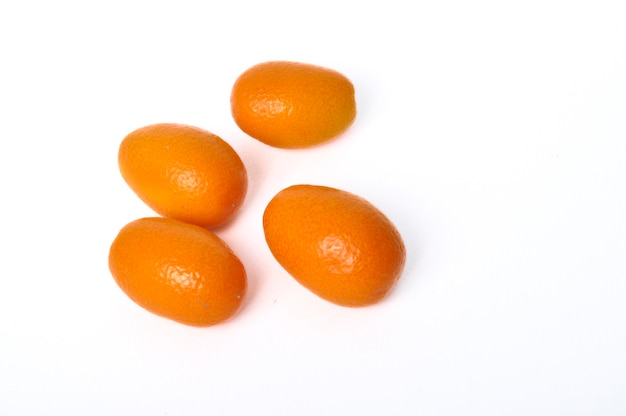 Kumquat su uno sfondo bianco