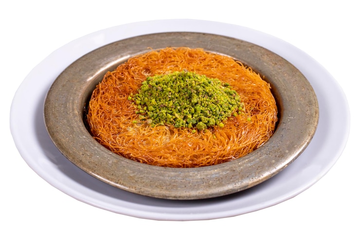 Kunefe Cucina tradizionale turca Kunefe con pistacchi isolati su sfondo bianco da vicino