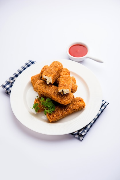 Kurkuri paneer finger o pakora, snack pakoda noti anche come barrette di ricotta croccanti, servite con ketchup di pomodoro come antipasto. messa a fuoco selettiva