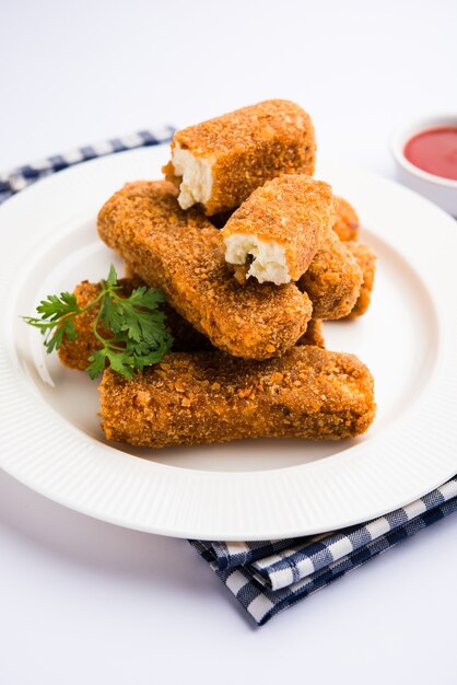 Kurkuri paneer finger o pakora, snack pakoda noti anche come barrette di ricotta croccanti, servite con ketchup di pomodoro come antipasto. messa a fuoco selettiva