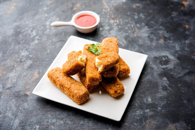 Kurkuri paneer finger o pakora, snack pakoda noti anche come barrette di ricotta croccanti, servite con ketchup di pomodoro come antipasto. messa a fuoco selettiva