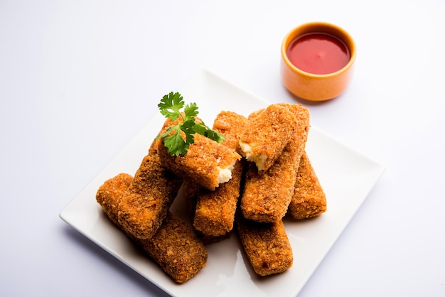 Kurkuri paneer finger o pakora, snack pakoda noti anche come barrette di ricotta croccanti, servite con ketchup di pomodoro come antipasto. messa a fuoco selettiva