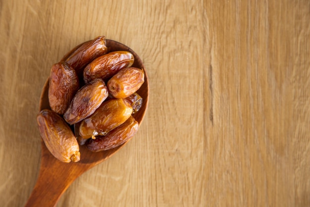 Kurma o date su fondo di legno