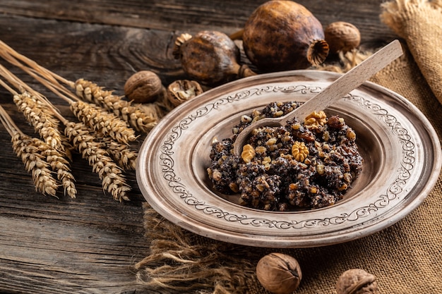 Kutya tradizionale piatto rituale di festa slava con grano, papavero, noci e miele. Piatto rituale festivo slavo. banner, menu, posto ricetta per testo, vista dall'alto.