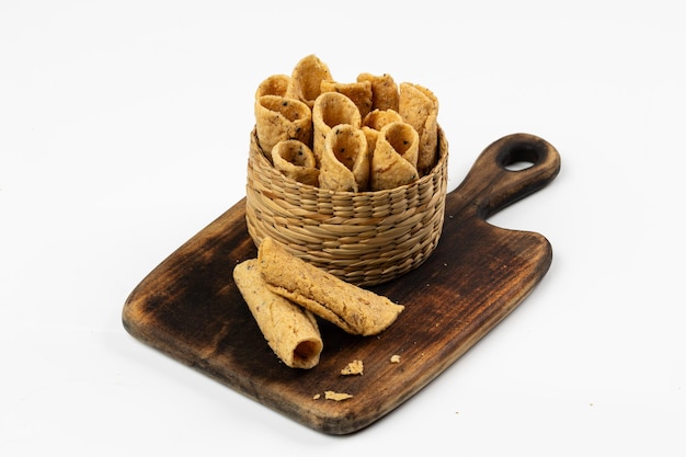 KUZHALAPPAM o MADAKKU APPAM vecchio tipo snack indiano immagini isolate con sfondo bianco