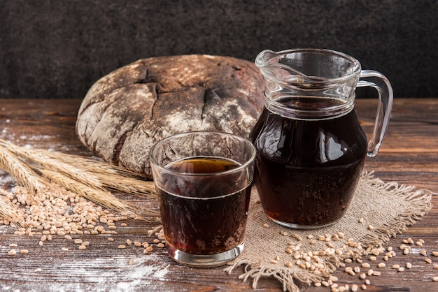 Kvas di pane scuro e pane di segale e spighe con grano