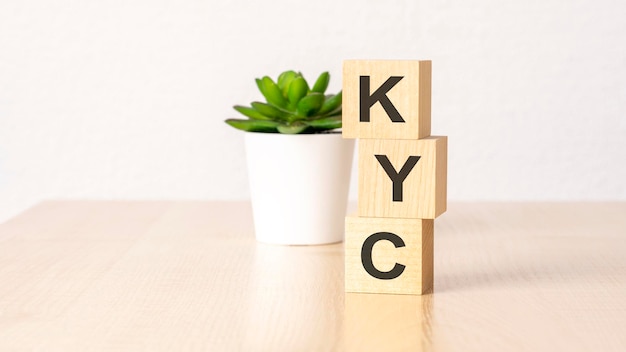 KYC Conosci l'acronimo del tuo cliente su cubi di legno sul concetto di business backround in legno