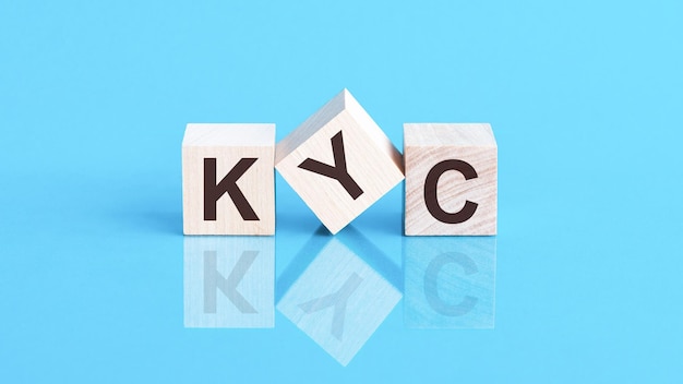 KYC è l'abbreviazione di Know Your Customer: il testo è scritto su cubi di legno