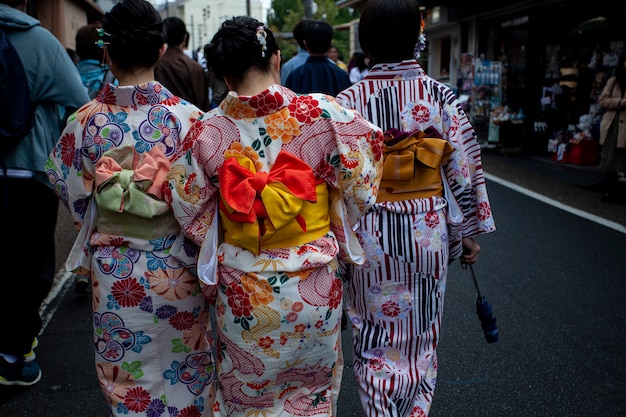 Kyoto giappone - novembre10,2018: donna non identificata che indossa kimono tradizionale a piedi nella strada del santuario di yazaka una delle più popolari destinazioni di viaggio a kyoto in giappone