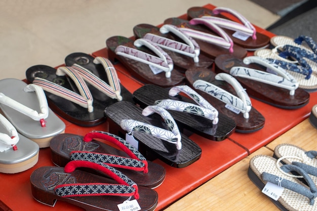 KYOTO JAPAN JUNE 14 2023 colorati zoccoli di legno giapponesi geta sandali in seta esposti al mercato dei souvenir di Kyoto