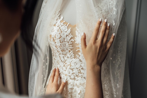 L'abito da sposa chic è indossato su un manichino. La sposa è pronta per indossarlo