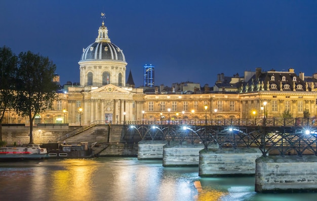 L'Accademia francese et pont des Arts di notte Parigi Francia