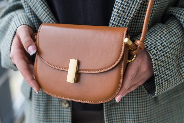 L'accessorio squisito ed elegante a forma di borsa in pelle è l'ideale per una donna fragile Concetto di moda e stile