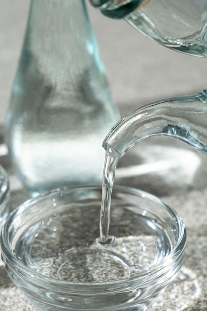L'aceto distillato bianco viene versato in una ciotola di aceto di vetro