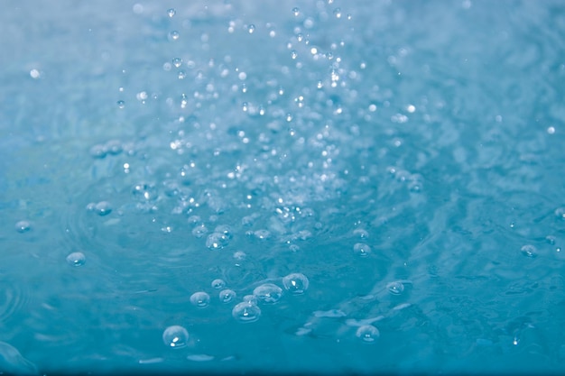 L'acqua blu sembra fresca con bolle e acqua