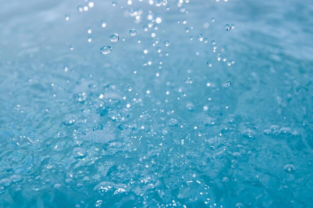 L'acqua blu sembra fresca con bolle e acqua