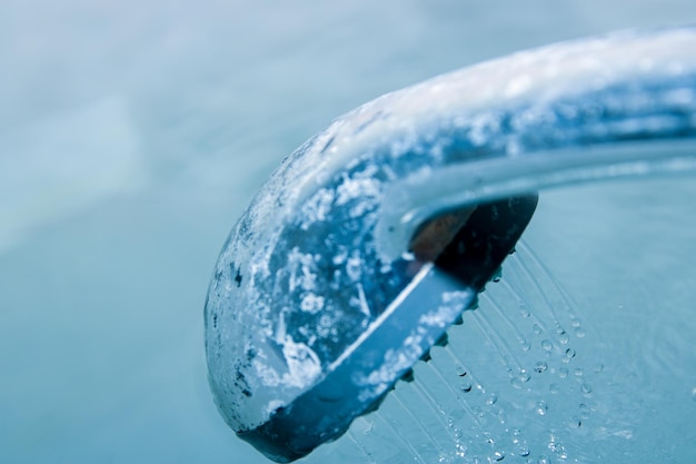 L'acqua blu sembra fresca con bolle e acqua