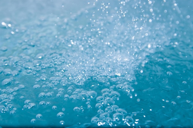 L'acqua blu sembra fresca con bolle e acqua