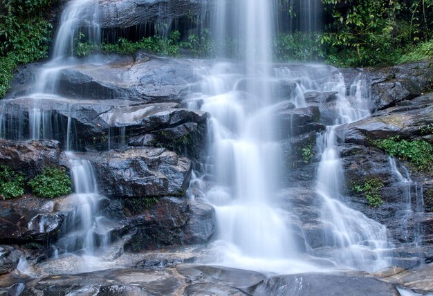 L'acqua che scorre in una bellissima cascata